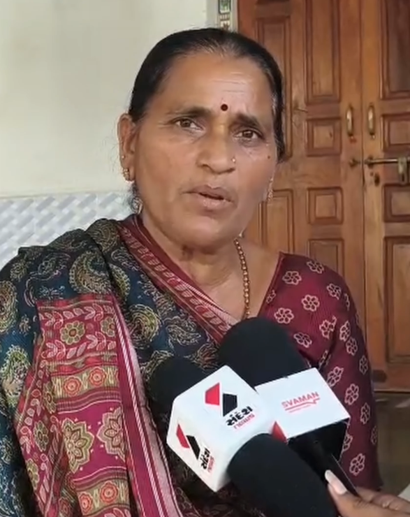 NalinisKitchen's tweet photo. This is Hansa Rathod, 55 years old.

She studied only till Class 2.

Lives in Tajpar village in Gujarat. She started making handmade quilts. Her quilts are now in high demand on social media.

In Gujarat, ₹1,800/quilt.
In other states, ₹2,200/quilt.

She sells around 15 quilts every day and 400 to 600 quilts every month.

Provided employment to 20 to 25 women from her village.

These women are paid ₹300 for every quilt they make. By making 2 quilts a day, they can earn up to ₹600 per day.

You don't need a degree to become successful.

HAVE THE COURAGE TO START.