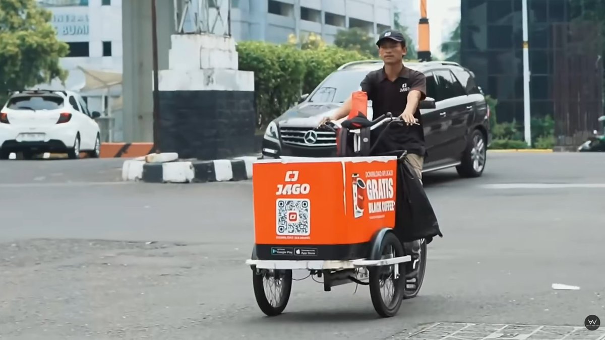 BapakKerja's tweet photo. Bapak baru aja nonton video soal kopi keliling Jago Coffee. 

Yang dibahas bukan rasanya. Tapi sistem di belakang gerobaknya. Uniknya mereka menyebutnya ini "Mitra" 🙄🤨

- Barista naik sepeda listrik, jualan di jalan
- Modal besar sempat masuk: pendanaan Seri A 6 juta dolar
- Rencananya armada naik banyak, dari ratusan jadi ribuan gerobak
- Hemat karena tidak perlu sewa ruko mahal
- Dulu jagoannya masih puluhan. Sekarang disebut sudah ribuan
- Dikemas sebagai usaha mikro: fleksibel, tanpa modal besar
- Tapi aturannya ketat: produk, resep, aplikasi, stok, sampai lokasi
- Statusnya mitra, bukan karyawan
- Kalau sepi, tidak ada kepastian gaji minimum
- Sakit atau lesu, risikonya di jalanan sendiri
- Kemenaker pernah sorot model gig seperti ini sebagai wilayah abu-abu
- Kelihatan seperti pengusaha. Rasanya lebih dekat ke kerja tanpa 'pengaman'

Yg jadi pertanyaan, sekarang tuh kerja sama usaha beda tipis ya?