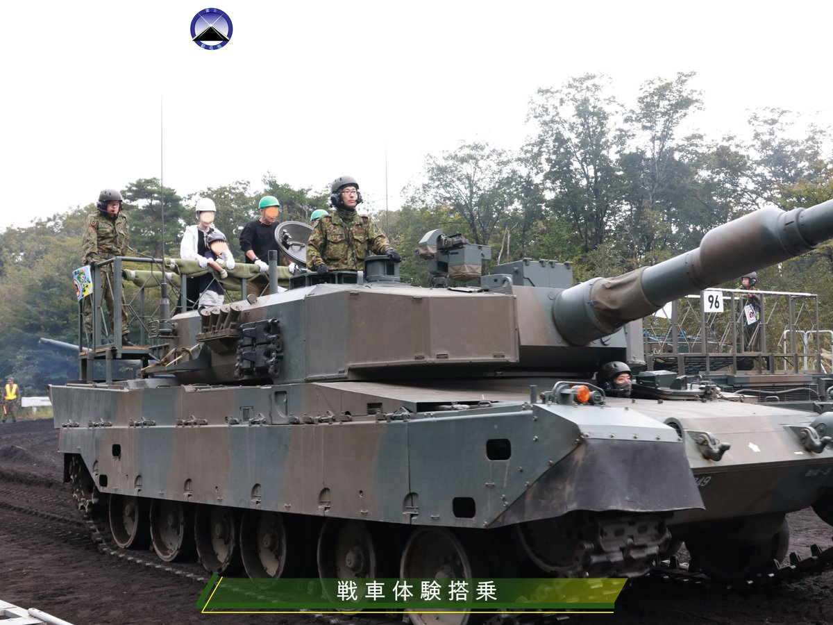 FujiSchool_pr's tweet photo. 【#富士学校・富士駐屯地開設７２周年記念行事１０月４日開催決定】
　今年も記念式典、観閲行進、訓練展示、体験搭乗等、各種イベントを実施します。
　富士駐屯地でしか見られない最新かつ希少な装備品が登場します！
最寄り駅：ＪＲ御殿場駅（富士急モビリティ　　バス　富士学校前　停留所下車）
　
※公共交通機関及び自家用車にてご来場ください（自家用車用駐車場を用意しています。）

☆Instagramをフォローしてくださった方に数量限定ではありますが、広報グッズをプレゼントします！