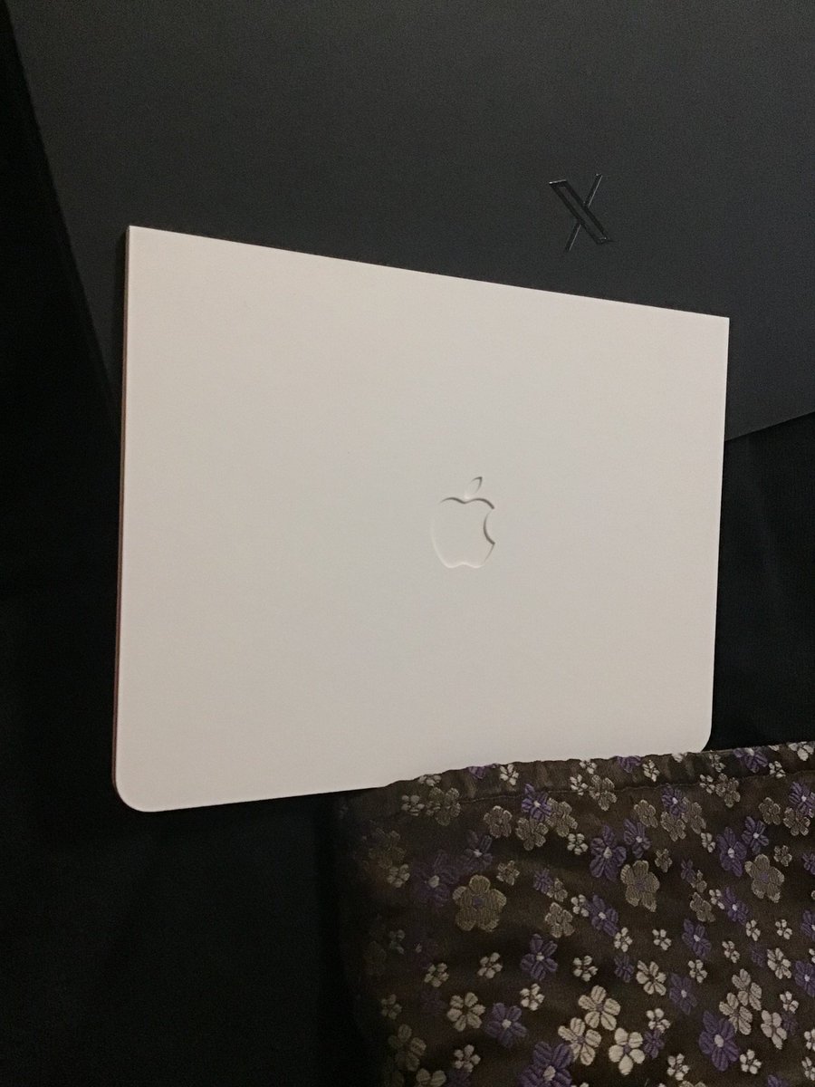 JermWar's tweet photo. I got my Apple card today.
I don't know, yew guize...

Its pretty badass.

Gonna go ahead and say its noticeably bad-asser than the X Money card and the X Money card is fookin badass.

Its real titanium.

It SOUNDS badass when it clinks on a table.
It sounds "money".
Big money.
I keep thinking of the scene in American Psycho.
I get it now.