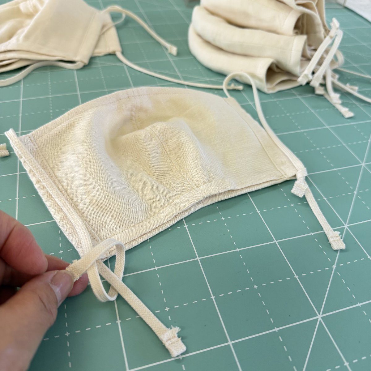FWacca's tweet photo. 【マスク完成🪡】

ワイヤーなしの
オールコットンマスクが完成🙌

ヒモの長さ調節は
プラスチックのエイトカンを使わず
ネクタイ結びで調整します😊

出来上がったマスクは
すぐに袋詰め！

縫製takeの全体重をかけて
中の空気を抜いて圧縮🙀🤣

少しですが在庫も増えました😁✨

#wacca https://t.co/WuEELusqDF