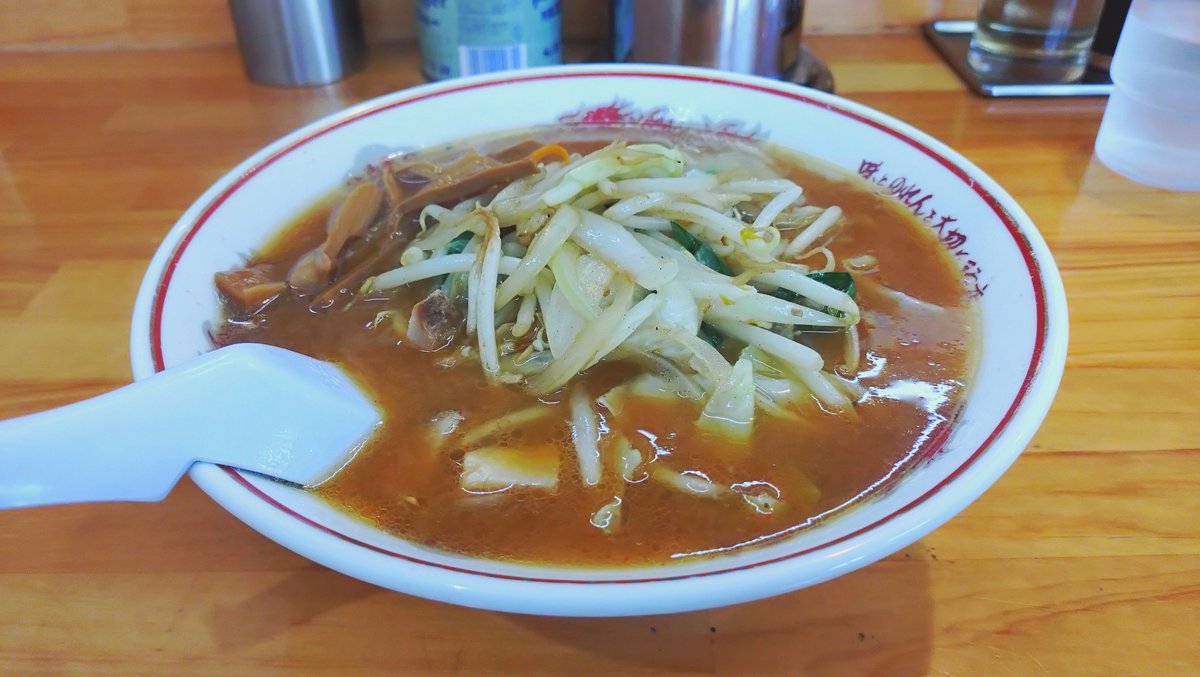 takatoryo's tweet photo. 「味とのれんを大切にする店」のキャッチコピーでおなじみ、地元民のソウルフードとも呼べる吾作ラーメン。今回は定番メニューではなく野菜みそを注文。秋田観光の際はぜひ訪れていただきたい。ローカルチェーン店のラーメンだと思って舐めてかかるとぶっ飛ぶぞ🍜 https://t.co/qR7C6Zw1E9