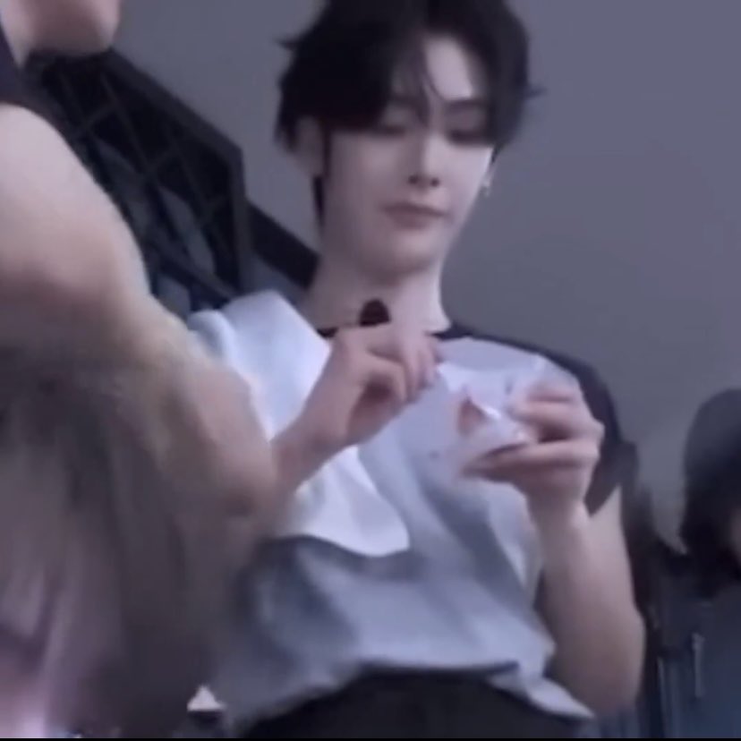 ganjang9gaejang's tweet photo. eat all da strawberries!!! https://t.co/Cqn0HTxGjV