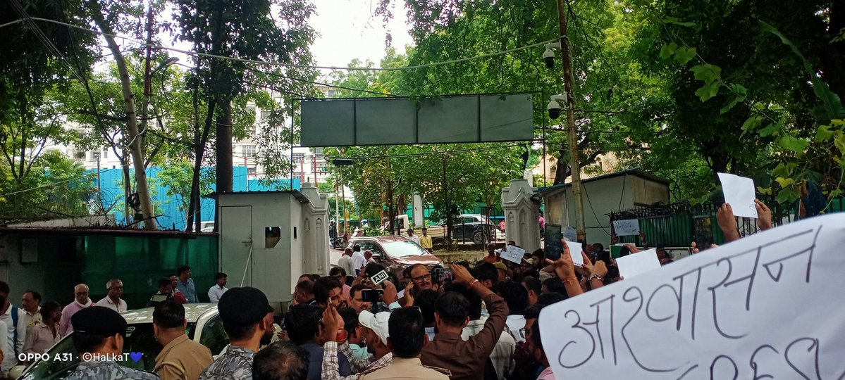 Albatross7817's tweet photo. JE 2024 DV Result की मांग को लेकर उपमुख्यमंत्री के आवास पर अभ्यर्थी पहुंचे है।

आयोग और उपमुख्यमंत्री हमारी माँग को पूरी करें और DV रिजल्ट जारी करवाएं🙏

हम स्टूडेंट्स डीवी रिजल्ट नहीं आने से बहुत उदास हैं
#UPSSSC_JE_4612_DV_RESULT
@myogiadityanath @brajeshpathakup @IasHarikesh https://t.co/cWDHBcE3s9