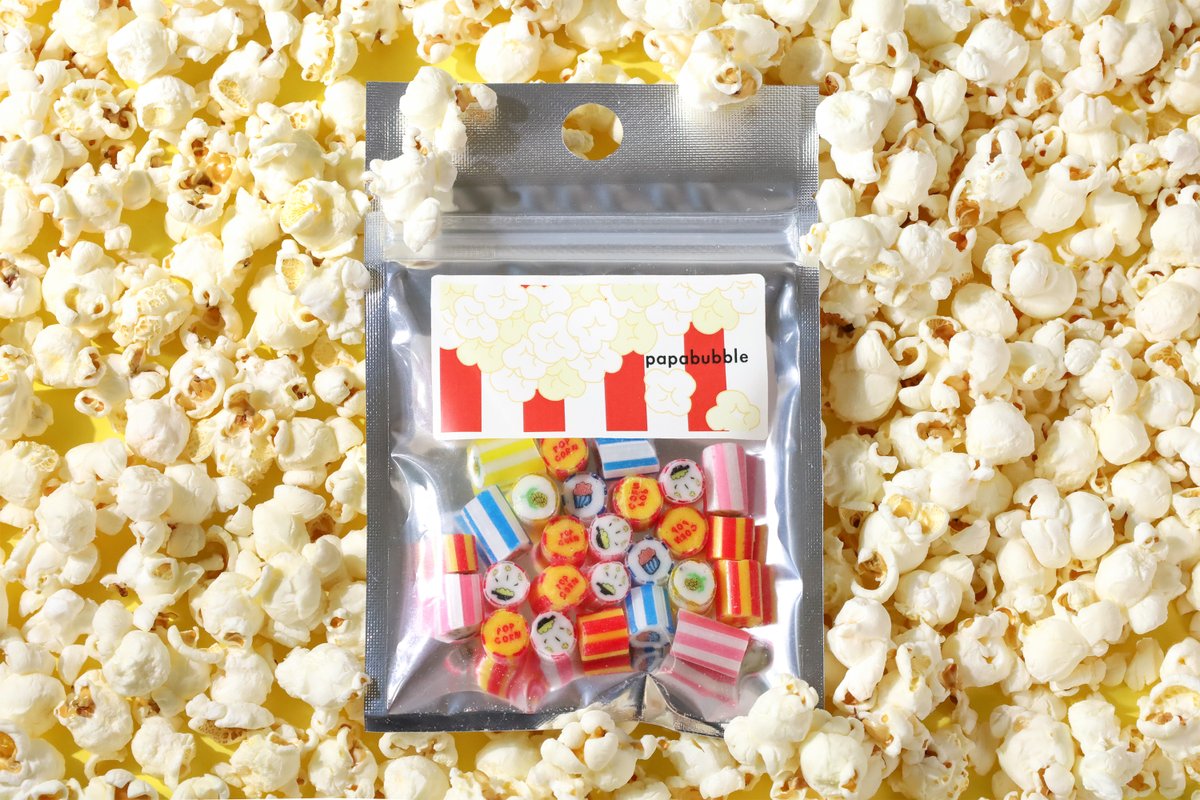 PapabubbleJ's tweet photo. ＼9月9日は #ポップコーンの日🍿／
キャンディなのに、まるで本物のポップコーン…⁉️

ちょっとやんちゃな別注シリーズ「パパブブレ アーティ」から第4弾の新作が登場❣️

本日よりオンラインストアにて予約受付スタート！
(※店頭販売は9/9〜)

👇詳細はこちら
https://t.co/0yX5c5vrc4 https://t.co/yVCMAWlP5P
