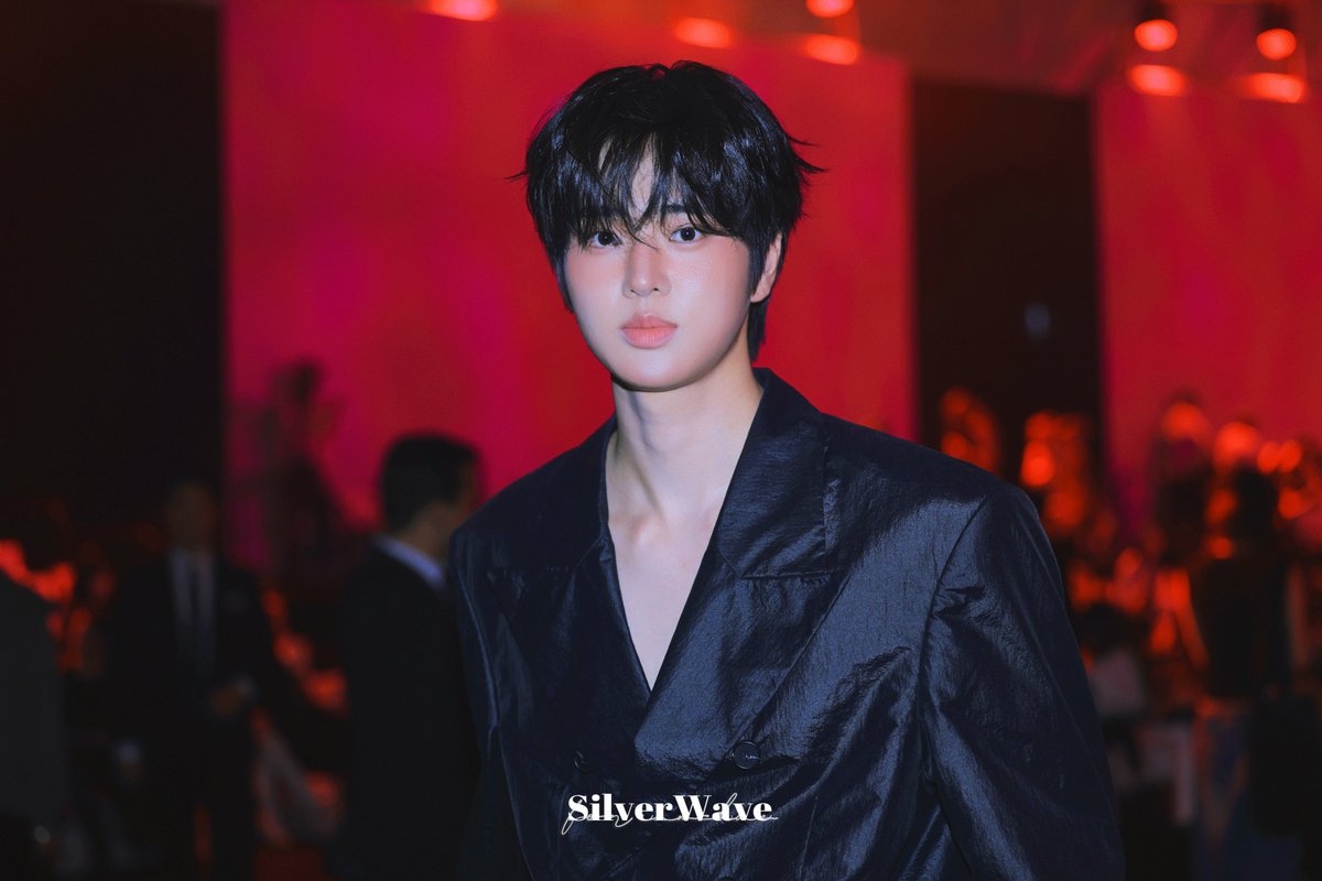 silverwave227's tweet photo. 260901 서울패션위크

 #템페스트 #은찬 #TEMPEST #EUNCHAN #은혜롭고찬란한얼굴 https://t.co/BMSBpdSWqm