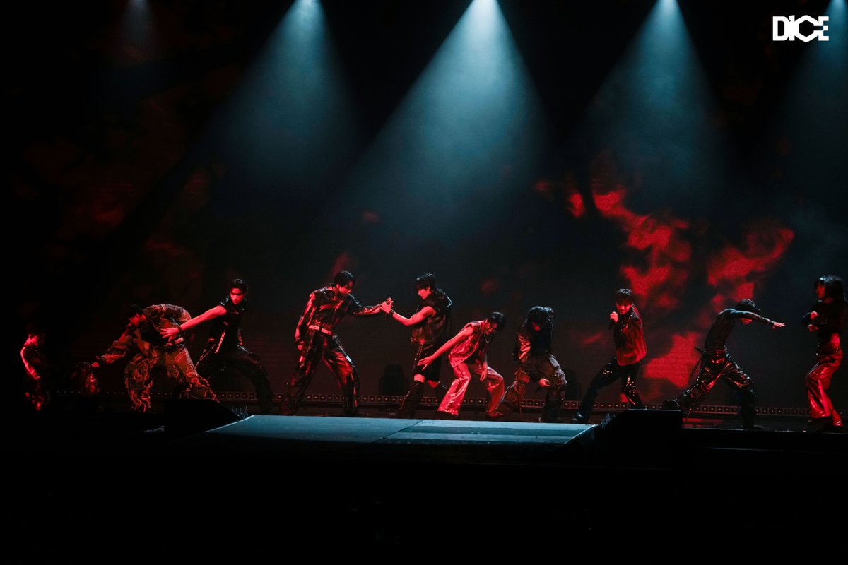 DICE_SONRAY's tweet photo. DICE THE ENTERTAINER : THE 1st THAILAND FANCON TOUR หาดใหญ่! เก็บภาพความสนุกบนเวทีมาฝากทุกคนครับ 💜🎲💥 (4/5) 

#DICETheEntertainer_หาดใหญ่ 
#DICE_SONRAY
#SONRAYMUSIC https://t.co/gkUFM3ZJ1h