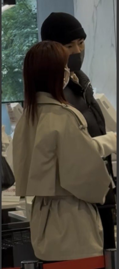 loop_clips's tweet photo. ØMI（39）×倉科カナ（38）が買い物デート。

新ランドマークで親密な姿をキャッチ。
しかも買い物かごには食品が山盛り……

この2人の組み合わせ、意外すぎる。 https://t.co/rAlAkbqfHJ