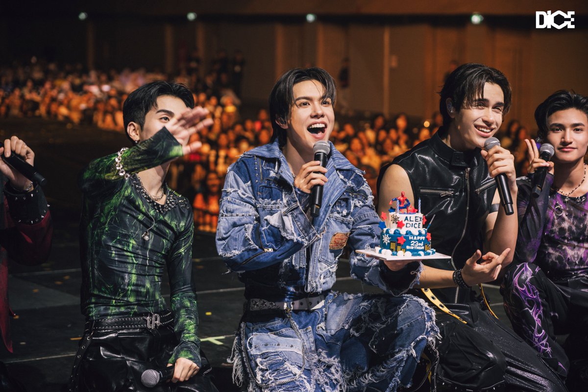 DICE_SONRAY's tweet photo. DICE THE ENTERTAINER : THE 1st THAILAND FANCON TOUR หาดใหญ่! เก็บภาพความสนุกบนเวทีมาฝากทุกคนครับ 💜🎲💥 (5/5)

#DICETheEntertainer_หาดใหญ่ 
#DICE_SONRAY
#SONRAYMUSIC https://t.co/tc1VaMNggc