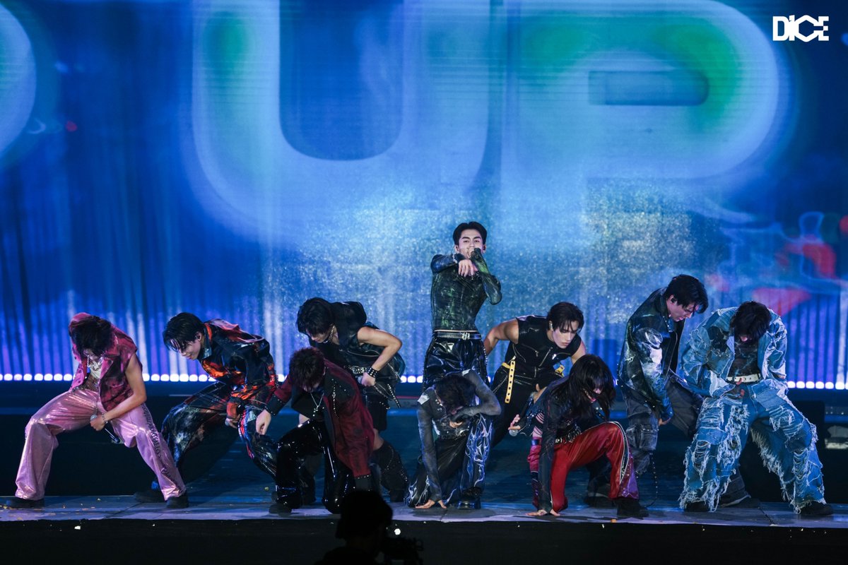 DICE_SONRAY's tweet photo. DICE THE ENTERTAINER : THE 1st THAILAND FANCON TOUR หาดใหญ่! เก็บภาพความสนุกบนเวทีมาฝากทุกคนครับ 💜🎲💥 (5/5)

#DICETheEntertainer_หาดใหญ่ 
#DICE_SONRAY
#SONRAYMUSIC https://t.co/tc1VaMNggc