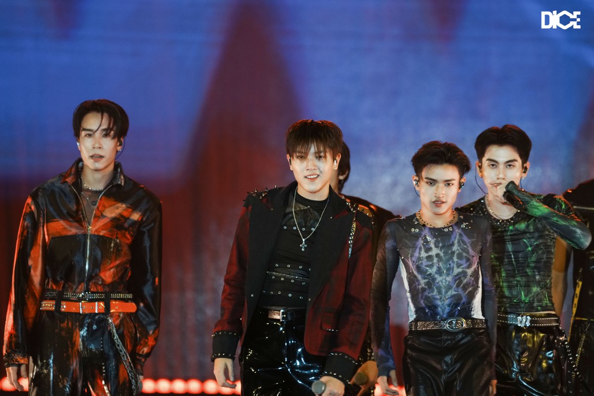 DICE_SONRAY's tweet photo. DICE THE ENTERTAINER : THE 1st THAILAND FANCON TOUR หาดใหญ่! เก็บภาพความสนุกบนเวทีมาฝากทุกคนครับ 💜🎲💥 (5/5)

#DICETheEntertainer_หาดใหญ่ 
#DICE_SONRAY
#SONRAYMUSIC https://t.co/tc1VaMNggc