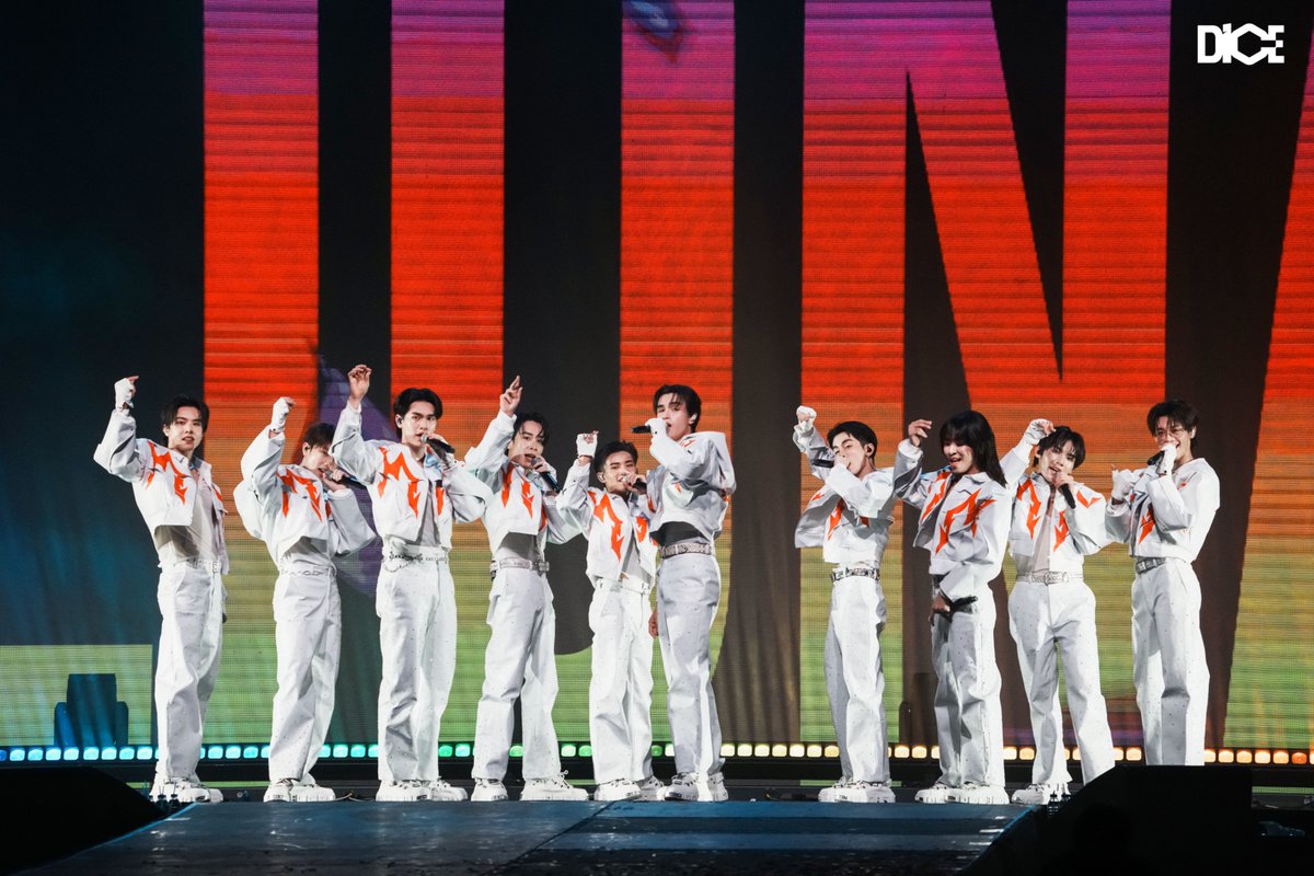 DICE_SONRAY's tweet photo. ดีใจที่ได้ร่วมสร้างความทรงจำดี ๆ ไปกับทุกคนใน DICE THE ENTERTAINER : THE 1st THAILAND FANCON TOUR หาดใหญ่ นะครับ 🤍 (1/5)

#DICETheEntertainer_หาดใหญ่ 
#DICE_SONRAY
#SONRAYMUSIC https://t.co/ChT4bIBpGC