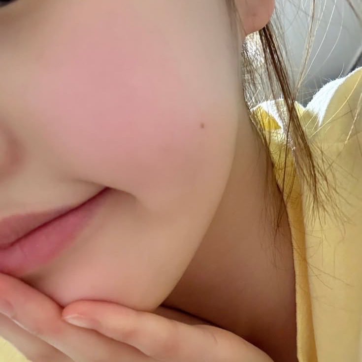 4bj2db's tweet photo. インフルエンサー達がこぞって使って垢抜けしてるこれをガチ使い切った感想⬇️

正直、使い始めてすぐ「めっちゃ変わった！」って感じではなかったけど毎日コツコツ使って1本使い切る頃には肌のくすみ感とか色ムラが前より気になりにくくなった感じはあった。特にニキビ跡っぽく残った茶色っぽい https://t.co/ZdJTkm3uso