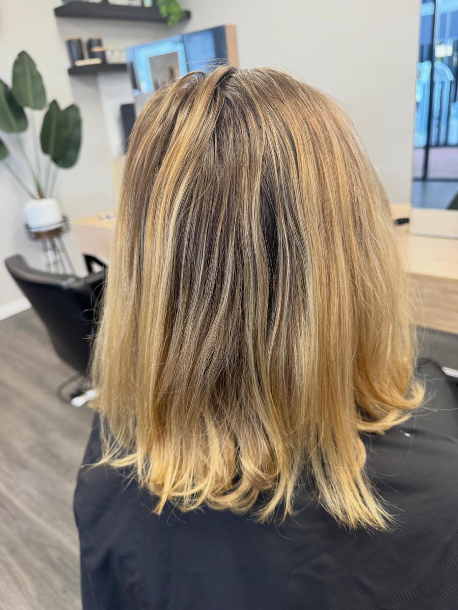 dikdias's tweet photo. A major glow-up for this gorgeous gal. Fresh blonde, the perfect tone, and a bouncy blowout brought this stunning transformation to life. Hair magic by Bec. https://t.co/cMxzT7rPY4