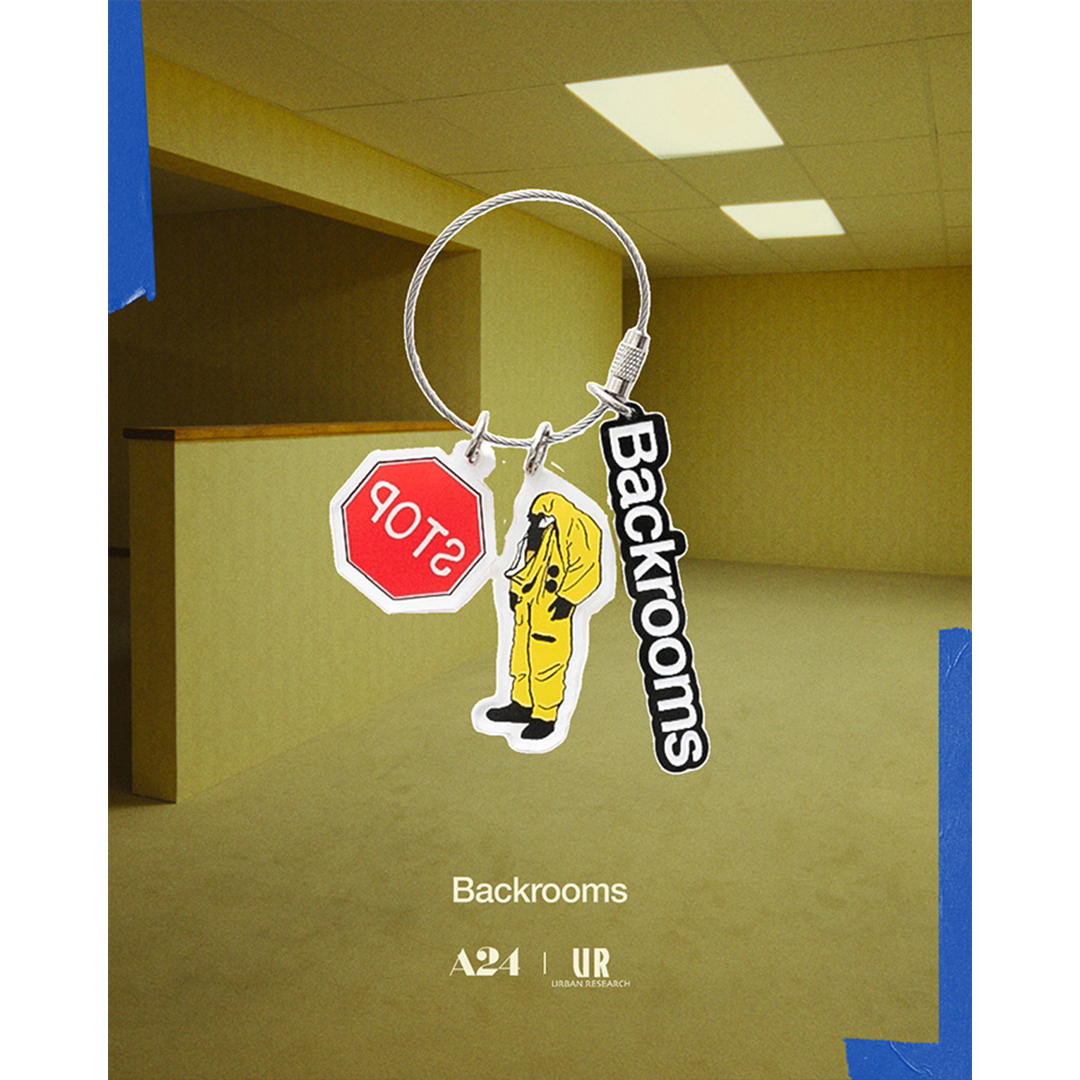 UR_ONLINE_STORE's tweet photo. 「ある日突然 “現実世界の裏側”へ墜ちてしまったら…？」

A24製作の最新映画『バックルームズ』の日本公開を記念したスペシャルコラボレーションアイテムが2026年9月4日(金)より発売。

詳しくはリンクをクリックしてご覧ください…