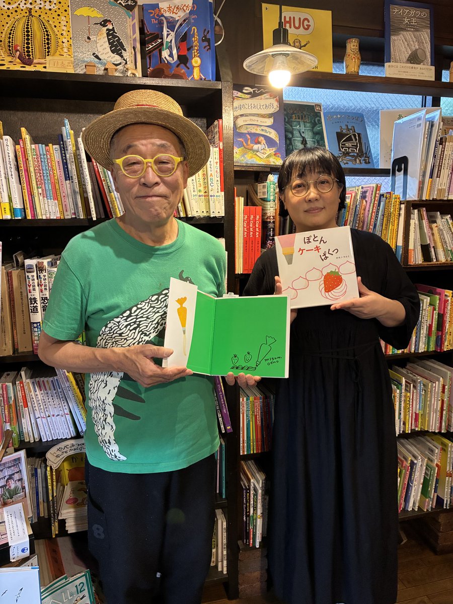 AllTuktuk's tweet photo. 昨日、『ぽとん ケーキ ぱくっ』の著者
オオノマユミさんが
トロルに来てくれました！

ケーキのデコレーションと
食べるまでがオノマトペで
表現されています。

サイン本、ありますのでぜひ！
サインのイラストそれぞれ、違います！

『ぽとん ケーキ ぱくっ』
オオノ・マユミ
（講談社）
1,320円 https://t.co/8Xycz90A2d