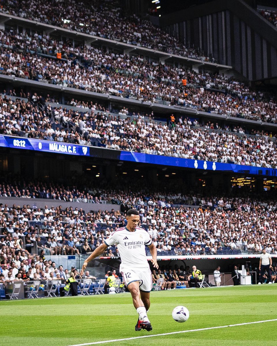 SeputarMadrid's tweet photo. Trent under the Estadio Santiago Bernabéu’s lights. ✨ https://t.co/1K0YI9DSiT