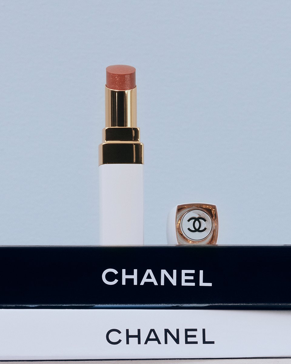 CHANEL_JP's tweet photo. 一日で、いちばん好きな瞬間。

唇にうるおいを届けるシャネル ルージュ ココ ボーム。思いのままの発色で、シャイニーな仕上がりに。

セレクションはこちら：
758 ブラッシング ピンク
756 チェリー バースト
752 ハニー ブリス
762 ラズベリー キス

#CHANELBeauty #CHANELMakeup