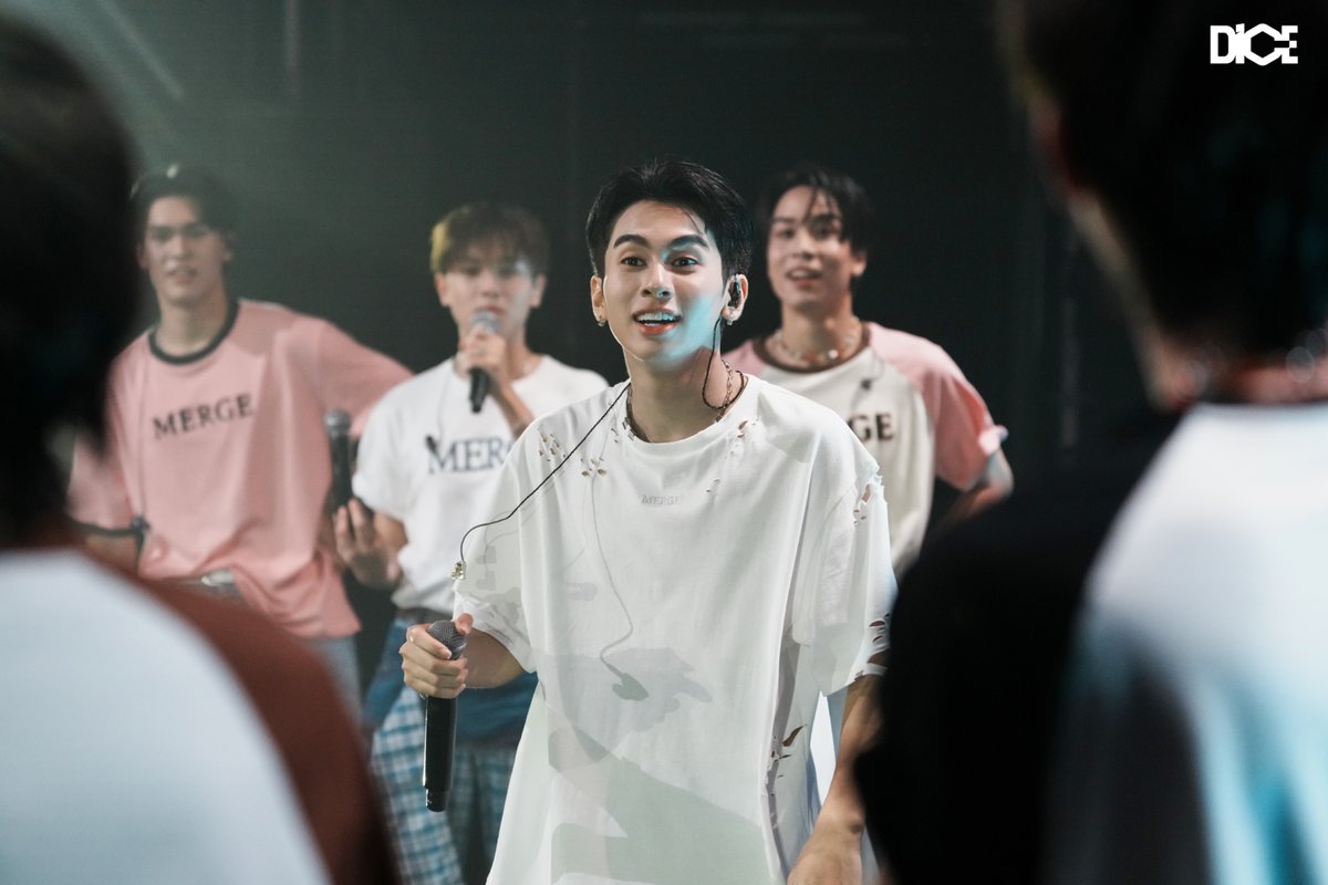 DICE_SONRAY's tweet photo. หาดใหญ่สนุกมาก ๆ คับ! แต่ว่าใครสนุกที่สุด 👀💥 #DICETheEntertainer_หาดใหญ่ (2/3)

#DICE_SONRAY
#SONRAYMUSIC https://t.co/XeFVyhPcCA