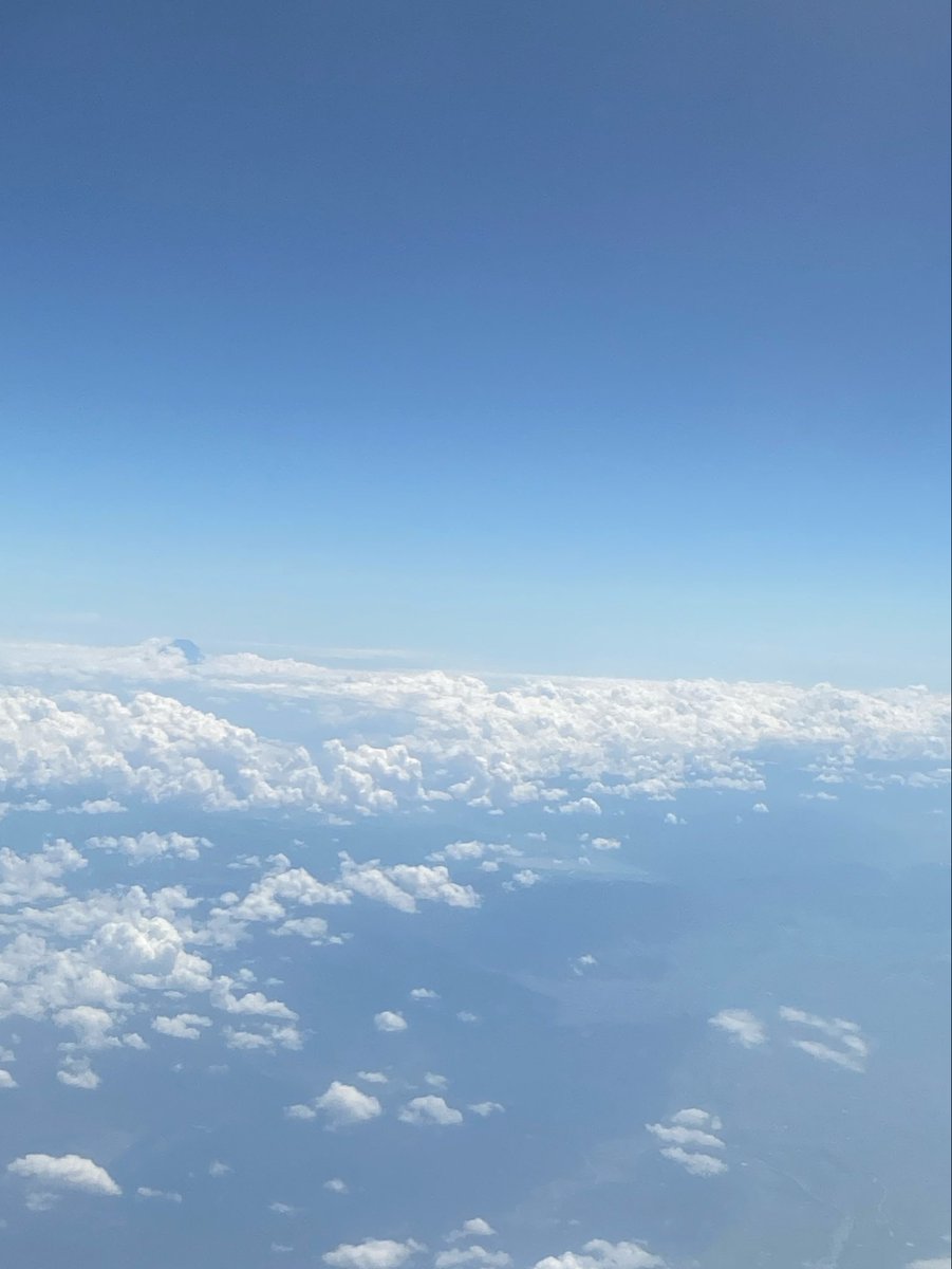 torami_smec's tweet photo. 成田到着🛬
飛行機の中から富士山見えた🙆‍♀️遠いけど！笑 https://t.co/PVK3Gqpt7t