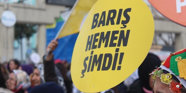 GazeteAlinteri5's tweet photo. 🚩1 Eylül: Barış İçin Savaşmaktan Başka Yolumuz Yok

Özgürlük, eşitlik ve kardeşlik dünyasının peşinde koşanlar ne herkesle barışa evet derler ne de bedeli ve sonuçlarını umursamadıkları soyut bir barış hayali peşinde koşarlar
✍️Oya Açan

https://t.co/kzwiKsaGt2 https://t.co/ebKH6BIEtQ