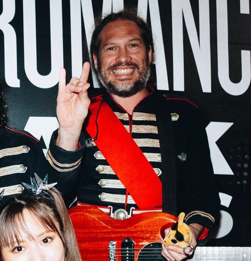 LUVSICPART_III's tweet photo. 49 year old guitarist serves kawaii the old fashioned way https://t.co/QSMXDznnT1