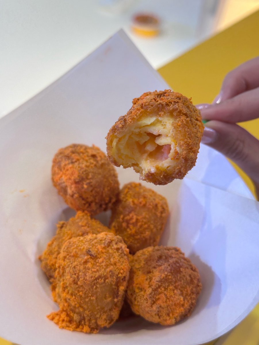 ispraews's tweet photo. เห็นเมนูใหม่ potato corner ไข่หวานทะลักใส่ไข่กุ้งมาโย เลยลองหน่อย คืออร่อยมาก ㅠㅡㅠ ส่วนตัวชอบไข่หวานอยู่แล้ว คือข้างนอกกรอบข้างในจุ๊ยซี่ๆอะ จิ้มกับชีสซอสยิ่งอร่อยไปอีกฮือ อยากให้ลองคับทางนี้ซ้ำอีกแน่นอน https://t.co/mnwr0LETf5