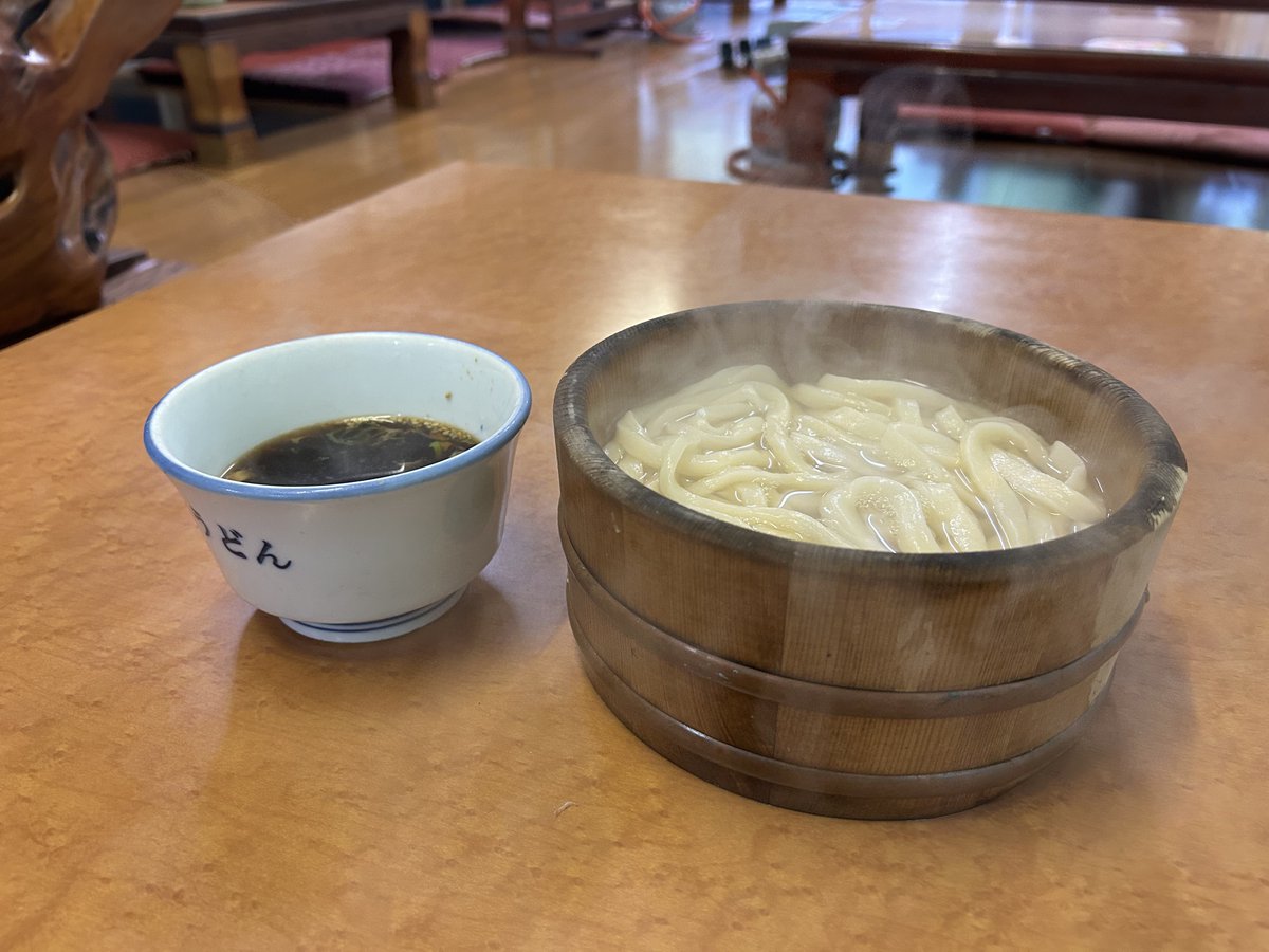 kuroiroLED's tweet photo. 一天たらいうどん（徳島県阿波市）
道の駅どなり周辺でたらいうどんを食べようとしたら
17時閉店が多い中19時までやってた
この辺の店 こう地下に降りていく感じが多いのか
テーマパークに来たみたいだぜ
店内に落石注意と滝がある所はそうそうない
麺はしっかりしてて歯応えがある
次は焼き物したい https://t.co/MZEl2LRY1X