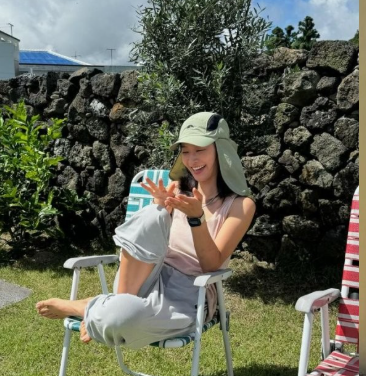 mirineinseoul's tweet photo. 少女時代ユリちゃん、済州島で家賃7万円の家に一人暮らししてるって知ってた？
.
数年前のある日、「一人でできることが何もない」って気づいて、すぐ移住したんだって。済州島の美しい自然の中で、人にどう見られるかより「食べて・寝て・動く」暮らしに集中する日々。地元の方々と普通にふれあって、ごく普通の住民として受け入れてもらってて、上がってくる写真もほぼすっぴん。ナチュラルすぎて逆に眩しい。
.
世界中にファンがいるスーパーアイドルが、こういう生き方してるの何か憧れるかも。