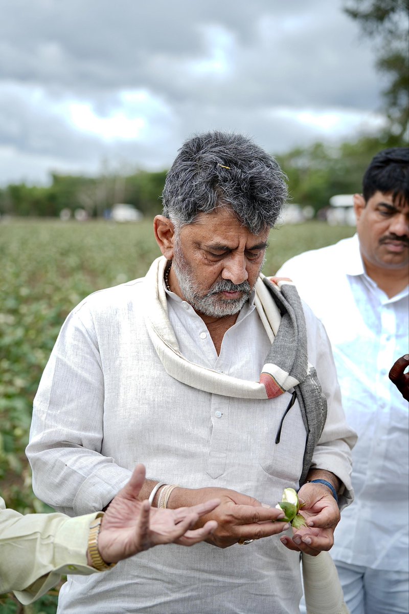 CMofKarnataka's tweet photo. ಗದಗ ಜಿಲ್ಲೆಯ ವಿವಿಧ ಬರಪೀಡಿತ ಪ್ರದೇಶಗಳಿಗೆ ಭೇಟಿ ಮತ್ತು ವೀಕ್ಷಣೆ

📍ಕುರ್ತಕೋಟಿ ಗ್ರಾಮ https://t.co/Mt0drqIqpX