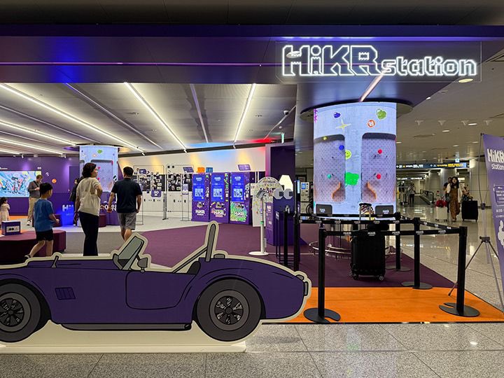 家族が韓国旅行に来ることになって
旅行者向けの特典を調べたのでまとめた🇰🇷

①🧡WOWPASS→アプリのクーポン・キャッシュバック

例えば8/30〜9/5まで
・10万₩以上のお買い物で5%OFFクーポン(最大1万₩割引🉐)
・免税その場で還付
・wowpassアプリでオリヤンモバイル商品券を購入すると9%キャッシュバック

------------------------------

②🛍️モバイル商品券を先に買う

オリヤン・ダイソー・CU・emart24
→ GuideKimなどでモバイル商品券を事前購入すると10%割引＋5%ポイント還元

------------------------------

③✈️仁川空港→JCB見せてクーポンGET

・仁川空港T1の地下1階「HiKR station（ハイカステーション）」のJCBブースでJCBカード💳を提示すると、韓国旅行中に使えるクーポン＋景品がもらえる

現在は
・オリーブヤング→ 10万₩以上で5%OFF
・CU → 1万₩以上で1,000₩OFF
・ヒョンデアウトレット→ 最大5%引きクーポンなど
・ロッテマート→ 最大8%OFF
・NYUNYU → 5%OFF
・K.RIDE → 30%OFF
※2026年8月18日〜2027年3月31日

------------------------------

④🏢現代百貨店→外国人会員で5%OFF＋無料ギフト

例えば現代百貨店は現在、
H.Point Global会員＋VISITKOREA会員になると
・10万₩以上 → 5%OFFクーポン(月3枚)
・ドリンク無料券 月2枚🥤
・シートマスク4枚
などの外国人向け特典あり
※THE HYUNDAI SEOULなども対象

------------------------------

⑤🏢ロッテ百貨店→10万₩購入で5,000₩商品券

VISITKOREA経由の対象キャンペーンでは
対象ブランドで1店舗10万₩以上購入すると
5,000₩のロッテ百貨店商品券がもらえる
※2026年12月31日まで

------------------------------

⑥🇰🇷VISITKOREA→外国人限定クーポンを掘る

VISITKOREAには外国人向けの専用クーポン一覧ページがあって
・百貨店
・免税店
・eSIM📱
・観光施設
・公演
・ショッピング🛍️
などの韓国観光公社公式の特典あり

------------------------------

⑦🚄KTX→Klookなど外国人向け販売サイトと比較

時期によって内容が変わるけど
KlookでKTXやコレールパスを予約すると
・初回限定6%OFFクーポン🎫
・無料eSIM📱
・5,000₩チャージ済みRail Plus交通カード
など提供される場合も

------------------------------

⑧地方旅行→観光タクシー/高速バスの外国人キャンペーンを確認🚕

2026年は韓国観光公社が外国人向けに、HopnHop・GoHanpass・Naver Map経由の観光タクシー/シティツアーバスを50%OFFにするキャンペーンを実施中 ※7〜11月

------------------------------