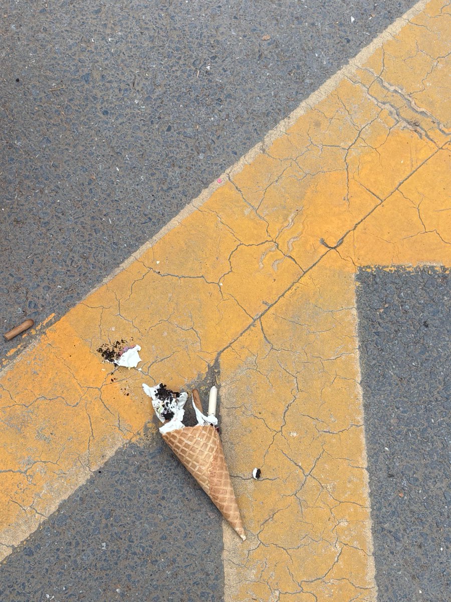 Winnie098k's tweet photo. The joy I just got was shattered in an instant.
Some joys are fleeting, lasting only a moment.
#IceCreamDisaster https://t.co/uonqxbWjbG