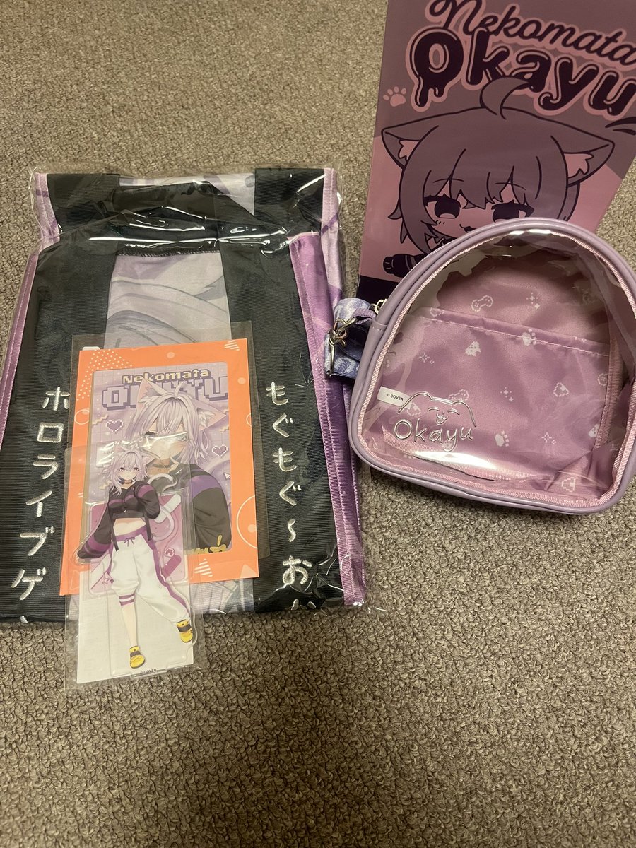 supply37DG's tweet photo. #おかゆが届いた
生誕グッズ届いたー！(写真の撮り方があまりにも下手なのは置いといて)
タンブラーがデカイのはわかってたけどポーチも結構大きめだから色々入る！
アクスタも可愛いし法被も非常に良き
これからおかゆんのいるライブとかでいっぱい着るぞ！ https://t.co/sXhnqbQTE2