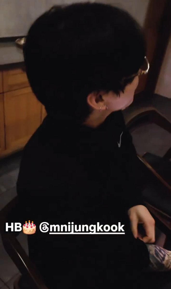 Taekoomania's tweet photo. The cake screams Taehyung 😭😭😭 https://t.co/UGSxn2UdFm