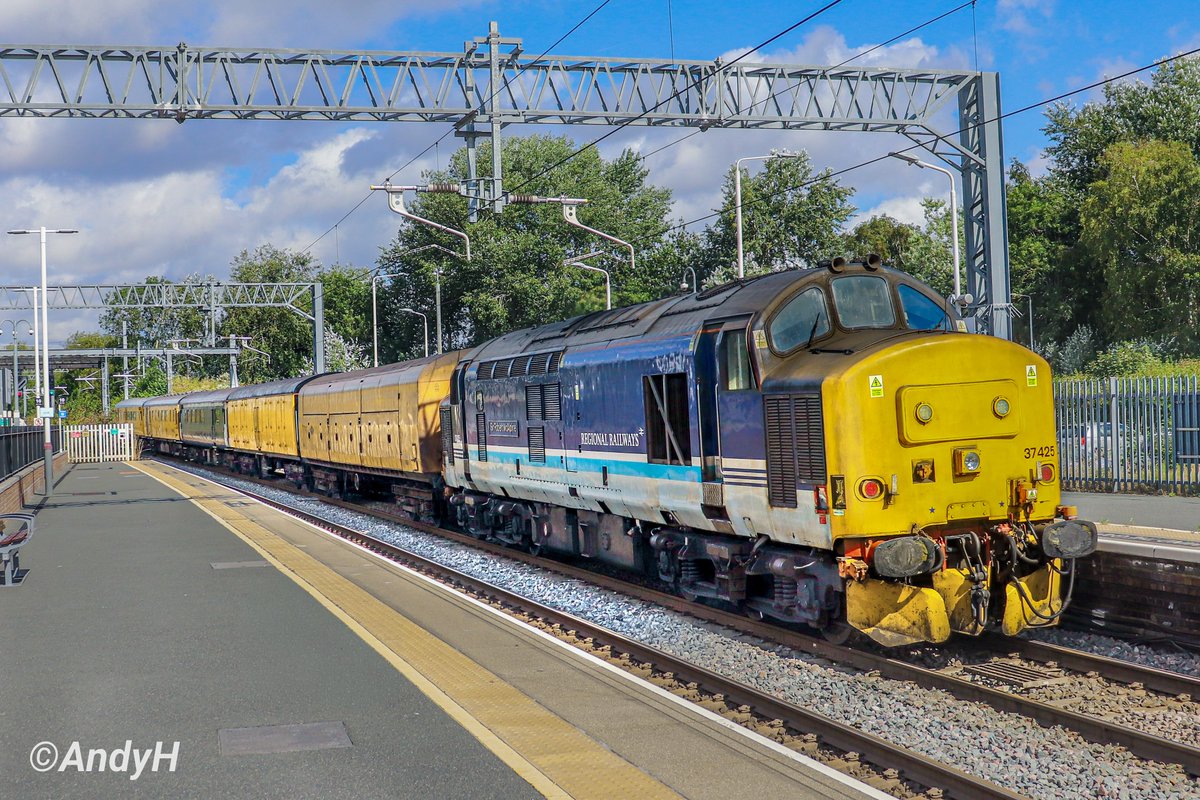 holtona72's tweet photo. #TractorTuesday The return leg of @ColasRailUK 5Z37 Derby RTC to Derby RTC (via Bedford) passing northbound through Kettering on Sunday. There was an EMR 360 set waiting in P2 so the #Colas working was sent around it via P1 the up slow, as seen here. #MML @TheGrowlerGroup 30/8/26 https://t.co/5jwDccqTSV