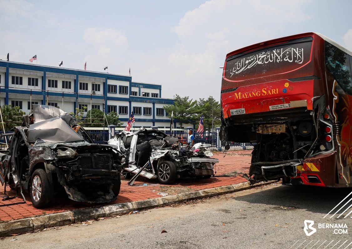 Solisidtor's tweet photo. Cukup cukup lah lori terus membunuh rakyat Malaysia. Bring back SPAD, hire back all askar pencen kita, operasi bukan setakat roadblock sahaja tapi kena tahan random lori2 atas jalan ni. Kenakan denda tinggi/tarik lesen pada syarikat lori yang langgar peraturan. https://t.co/EpQXaiHS5o