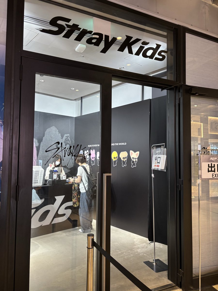 LILY626tik1's tweet photo. キッズ達のサイン、入り口から見えたよ〜
渋谷のポップアップ〜
予約はまだ先だけどね

#straykids
#聖地巡礼
#hyunlix
#felix
#hyunjin
#推し活
#RUN IT
#kpop https://t.co/4Hmc30T2db