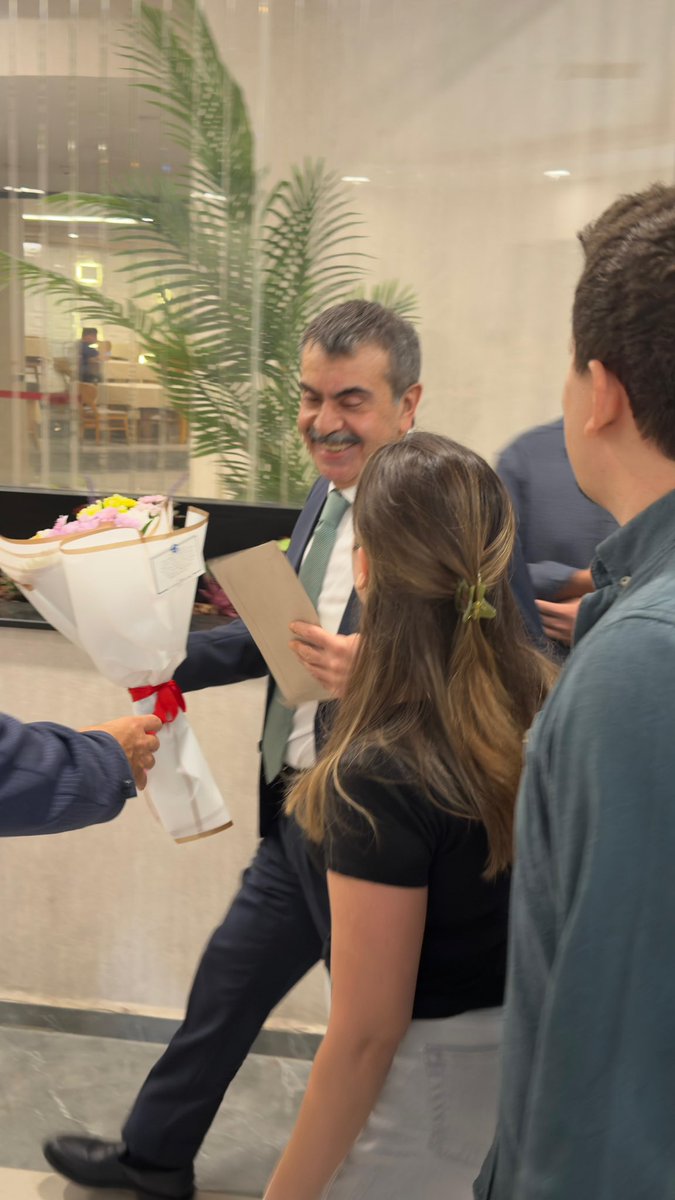 SemraSayner's tweet photo. Aile Yılı'nda uzaklık değil birlik konuşulsun. Öğretmenlerimizin ailelerine kavuşacağı il emri kararı açıklansın. 🏫 @RTErdogan @oktay_saral @Yusuf__Tekin @YilmazzGuney @omurfatih #BatmandanilEmri https://t.co/WqBTmDUSHn