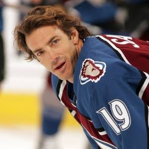 JoeMaverick73's tweet photo. 🧵1/8 Pojďme si připomenout léto 1997 a jeden z nejdivočejších příběhů hokejového byznysu. Joe Sakic po zisku Stanley Cupu 1996 jedná o nové smlouvě, ale @Avalanche šetří. Do hry proto nečekaně vtrhnou NY Rangers s plánem na bezohlednou loupež dekády… 👇 #NHLhistorik https://t.co/tS0g9eNz5t