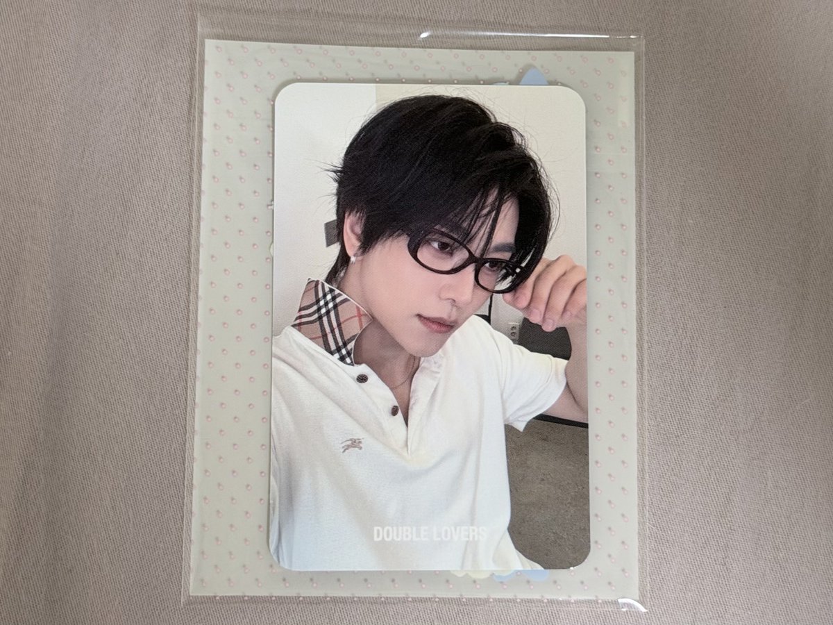 woo_long__nyn's tweet photo. byeol様(@32byeol )よりDOUBLE LOVERSのシンロントレカが届きました✨
代行いただきありがとうございます(◜ᴗ◝ )
メガネのシンロン大好きだから嬉しい💖
#byeol_代行 https://t.co/3yBnVyE20x