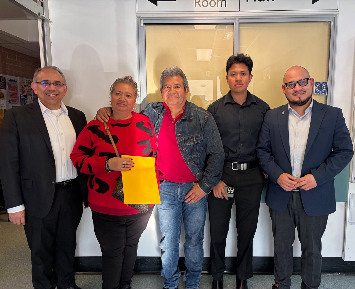 EduardoCardozaM's tweet photo. Acercamos los servicios consulares a nuestra querida diáspora en #Sydney, realizando un Consulado Móvil, donde gestionamos DUI, Pasaportes, Registros del Estado Familiar, asesorías 📑🤝🇸🇻🇦🇺 https://t.co/9hNIlCswJl