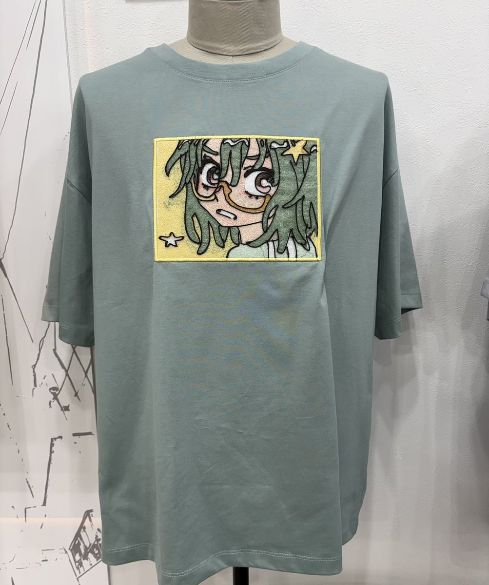 komugiko_2000's tweet photo. 今回の展示で二層レイヤー刺繍のTシャツを作ってくださったのはAdd9(@Add9_s )さんです！見たことないような手の込んだ刺繍を作ってくださいます。気になる方はぜひAdd9さんにお問合せください〜！ https://t.co/Ayv2xIznjF
