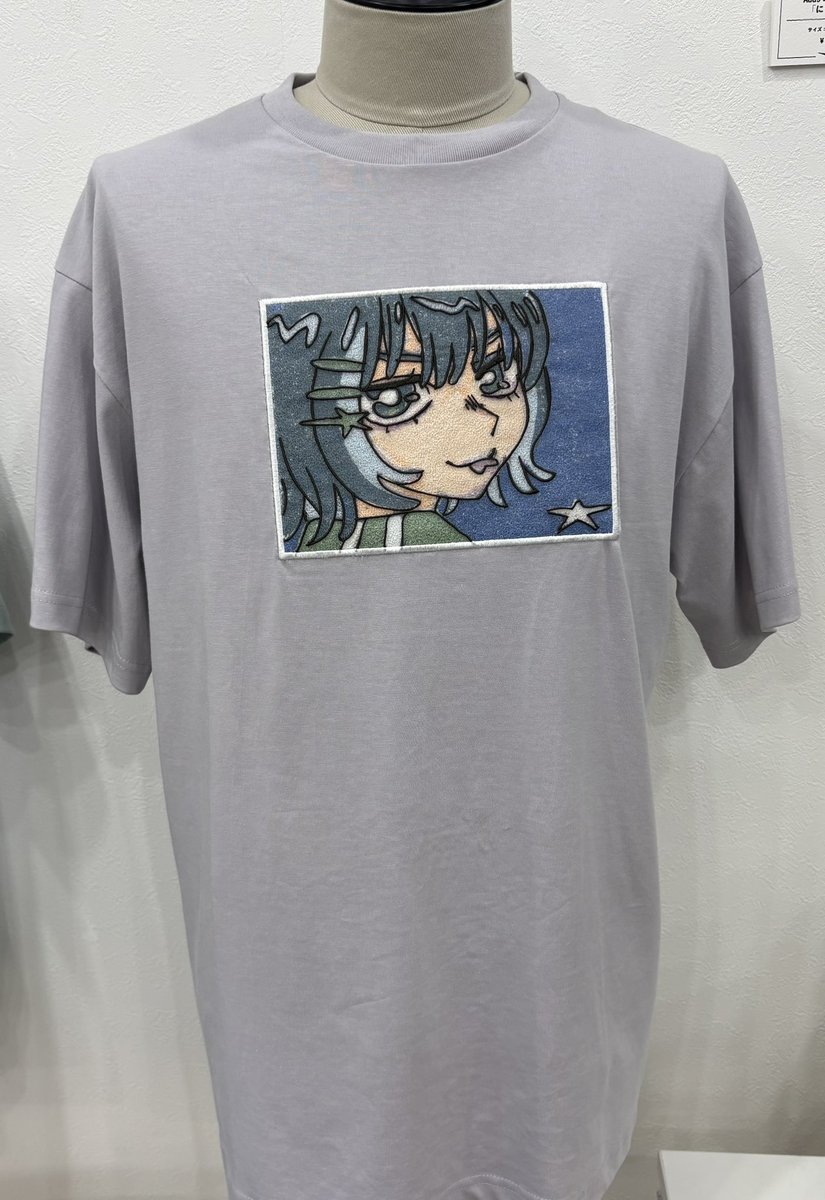 komugiko_2000's tweet photo. 今回の展示で二層レイヤー刺繍のTシャツを作ってくださったのはAdd9(@Add9_s )さんです！見たことないような手の込んだ刺繍を作ってくださいます。気になる方はぜひAdd9さんにお問合せください〜！ https://t.co/Ayv2xIznjF