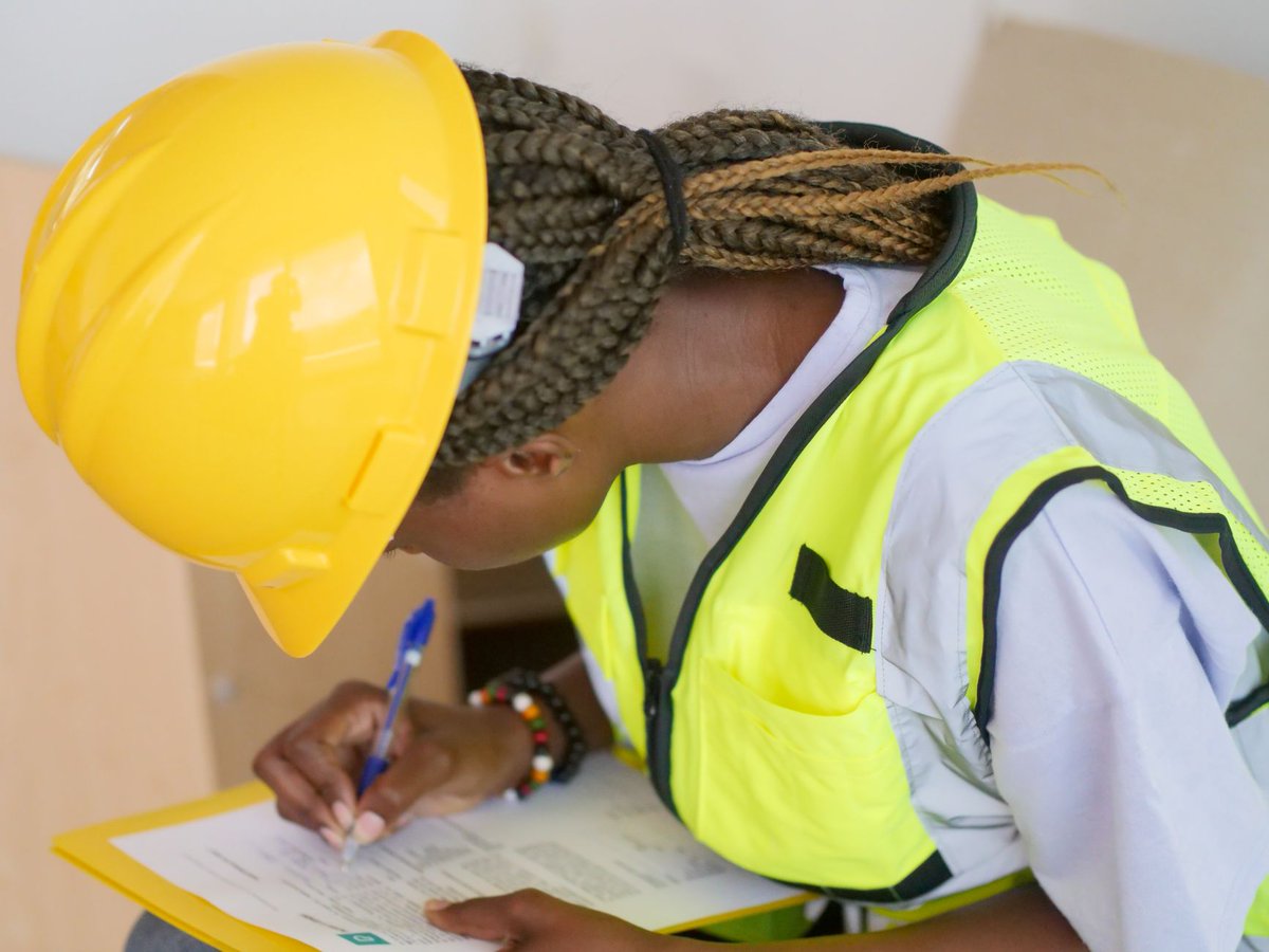MaryannVarof's tweet photo. يُعَدّ السينما في مدرسة محلية. الأهالي على تبادل الخبرات رغم صعوبة مهماً ��يساعد للمجتمع. التنسيق، لتحقيق بيئة أكثر أماناً gary criblez🎠 https://t.co/AjtZiirwX6