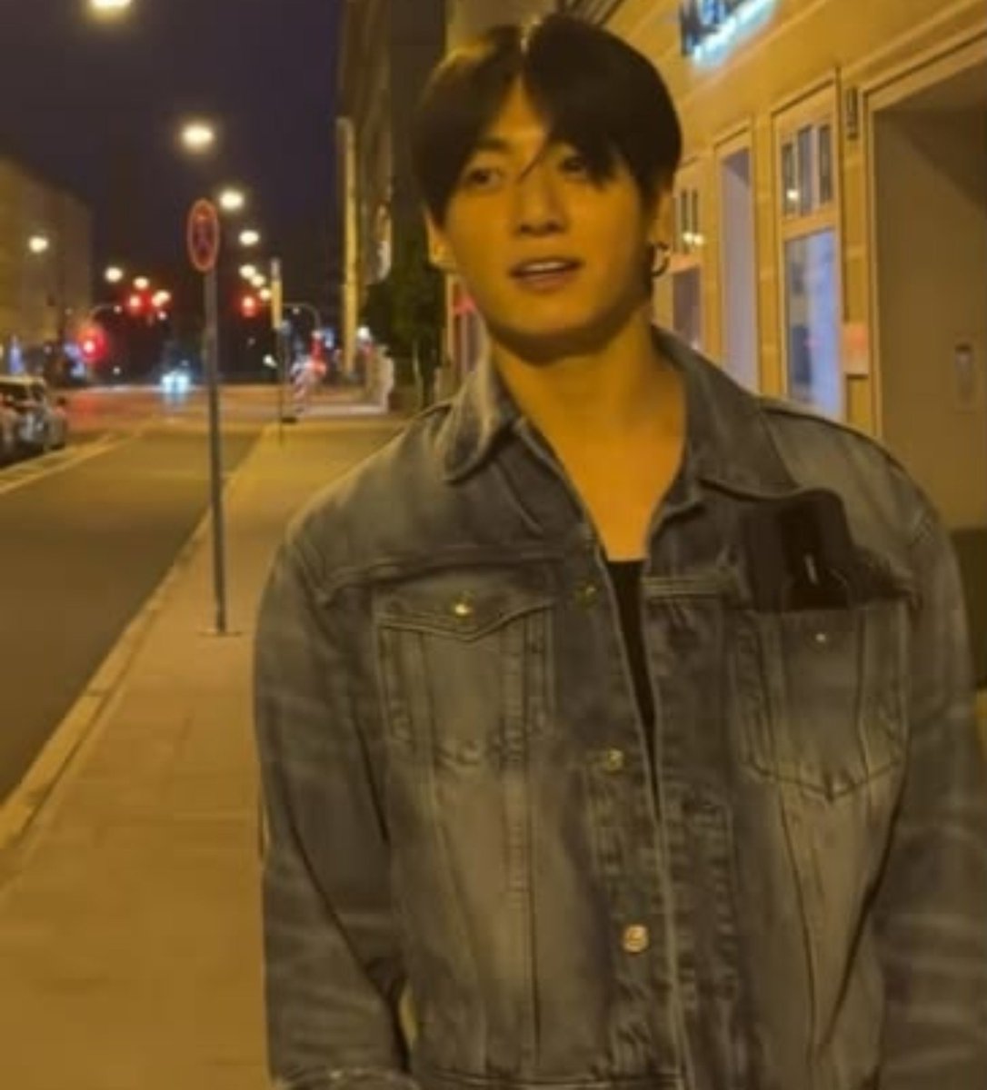 k4dvr's tweet photo. if you thought jungkook was pretty wait till you see him through taehyung's eyes https://t.co/cCYGlvf055