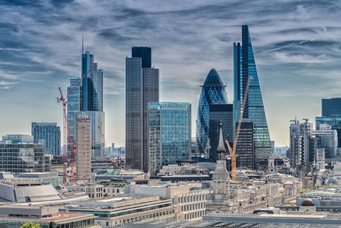 RealAllinCrypto's tweet photo. 🚨BREAKING: The London Stock Exchange is partnering with Kraken to tokenise 100 of the UK’s biggest stocks for 24/7 global trading. 

We've seen a huge push in the UK to tokenise it's financial markets and this is just another step of UK TradFi moving onto blockchain rails!

Stocks, funds and eventually entire capital markets are going onchain, hugely bullish for the tokenisation sector.

We've pointed out before the links $XRP $HBAR, $LINK & $QNT have to the UK so if more announcements follow, do not be surprised if they are involved!