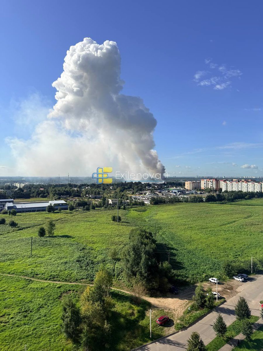 angelshalagina's tweet photo. A major fire broke out after an explosion near Saint Petersburg🔥

It is currently unknown what exactly happened. https://t.co/IPXgfPTR52