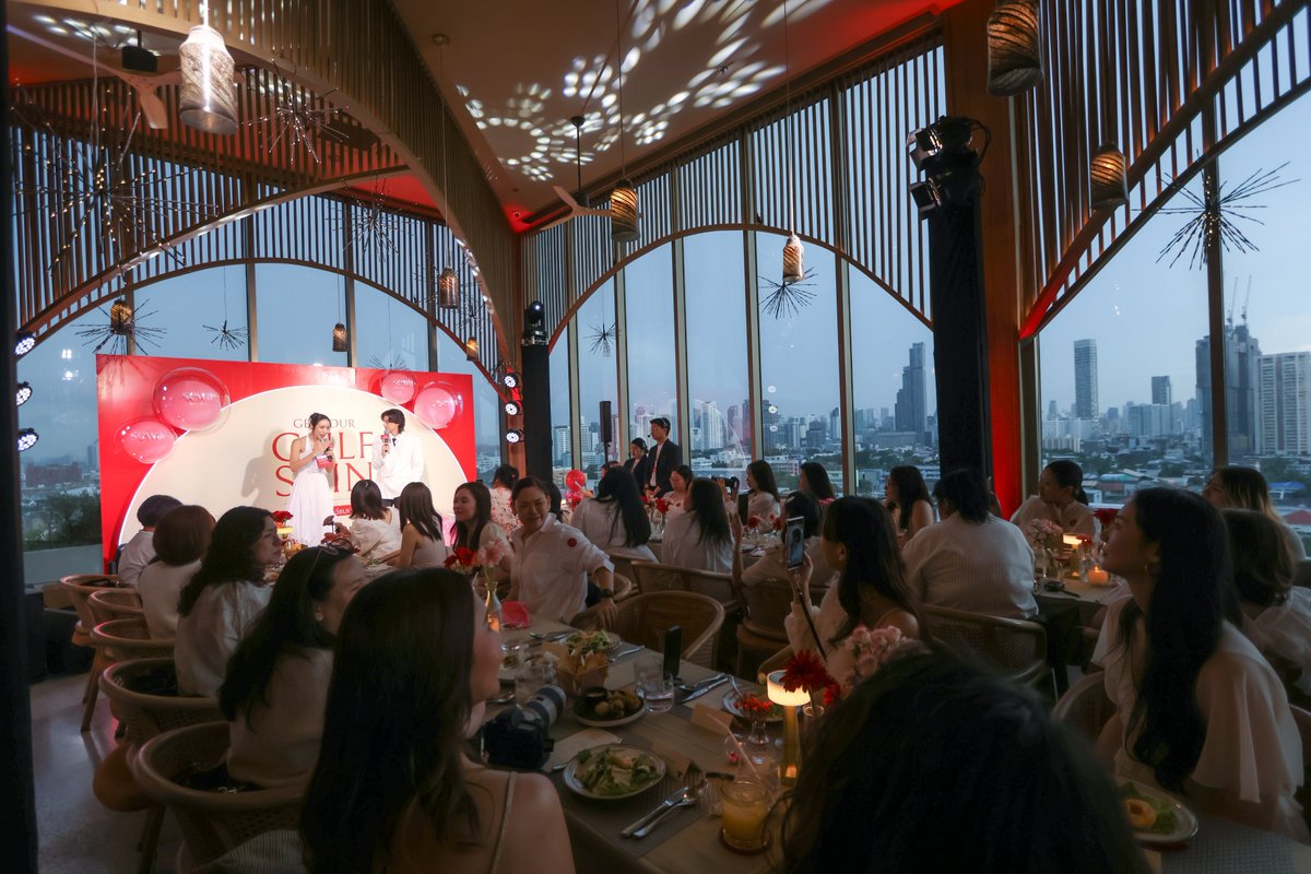 ANiceEnt's tweet photo. ดินเนอร์ใต้แสงจันทร์ sewa เสกซีนหวาน
ชวน กลัฟ เสิร์ฟฟินงานผิวโกลว์ เพื่อแฟนด้อม

#Sewathailand #Sewa 
#GulfKanawut #SewaxGulf
#SewaXGulf #GetYourGulfSkin
#เซรั่มแคปซูลออยล์ 
#เซรั่มแคปซูลออยล์ผิวดีที่กลัฟเลือก

หวานแบบไม่มีอะไรมาต้าน sewa (เซวา) แบรนด์สกินแคร์ลูกครึ่งไทย-เกาหลี เดินหน้าบอกต่องานผิวเพื่อคนทุกเจน ทุกวัย ล่าสุดขอทำเสิร์ฟแจกโมเมนต์สุดประทับใจให้แฟนด้อมลูกบอลของคุณบิ๊กกลัฟ แฟนคลับในดวงใจของ พรีเซนเตอร์หนุ่มสุดหล่อ “กลัฟ คณาวุฒิ” เนรมิตค่ำคืนสุดพิเศษ เชิญผู้โชคดี 40 TOP SPENDER มาร่วมฟินสุดๆ กับ "Meet & Love your Skin กับ กลัฟ คณาวุฒิ" เปิดประสบการณ์งานผิวไปกับผลิตภัณฑ์  Sewa Capsule Oil Serum Series (Ultimate Recovery Capsule Oil Serum) เซรั่มแคปซูลกันแก่ และ (Double Brightening Capsule Oil Serum  ROSE PDRN) เซรั่มแคปซูลออยผิวลูกคุณหนู พร้อมฟินขั้นสุดและสัมผัสผิวฉ่ำใต้แสงจันทร์  ณ SOL & LUNA BKK สุขุมวิท71 ดำเนินงานชงเข้มแจกฟินฉ่ำโดย “โซล SosatSeoulsay“ พร้อมผู้บริหารคนเก่ง CEOคนสวย ”คุณปุ๊ก เบญจกิติ เมฆแสน“ เป็นเจ้าบ้านต้อนรับอย่างเป็นกันเอง

ประเดิมด้วยเสียงเพลงหวานละมุนจากพรีเซนเตอร์ “กลัฟ คณาวุฒิ” ตั้งใจเปิดตัวหล่อๆพร้อมเสียงกรี๊ดถล่มถลาย ต่อด้วยรับบท “บาร์เทนเนอร์หล่อบอกต่อ“ ปรุงน้ำม็อกเทลสูตรพิเศษเพื่อแฟนๆ ดื่มดื่มหัวใจ..ใจฟูกันถ้วนหน้า ต่อด้วยการเสิร์ฟฟินรัวๆ พร้อมปาความหล่อ ความน่ารักชุดใหญ่ไฟกะพริบเพื่อผู้โชคดีทั้ง40ท่าน และกิจกรรมงานกลุ่ม เล่นเกม เก็บแต้มบุญความฟิน ผสมผสานกับบรรยากาศแบบโรแมนติกทั้งดินเนอร์ใต้เสียงแทน และวิวหลักล้านของกรุงเทพมหานคร ที่สร้างความประทับใจเป็นค่ำคืนสุดพิเศษที่ได้ทั้งงานผิวโกลว์ และ ความละมุนของ ”หนุ่มกลัฟ“ แบบใกล้ชิดสุดๆ และโมเมนต์จิ้มแก้ม ถ่ายรูปจิ้มแก้ม และ ไพเวททอล์คสุดพิเศษที่ ”ทำถึง“ และ “ถึงใจ” แบบเกินจะบรรยาย

เป็นอีกหนึ่งกิจกรรมสุดเอ็กซ์คลูซีฟที่ sewa รวบตึงความฟิน ส่งต่อเพื่อแฟนๆโดยเฉพาะ ติดตามความเคลื่อนไหว ทั้งโปรเด็ดสินค้างานผิวชั้นดี และ กิจกรรมความบันเทิงแน่นๆจุกๆ ทุกช่องทางโซเชียลมีเดียของ
Sewa Thailand

🔗https://t.co/OgrW9V9n6B