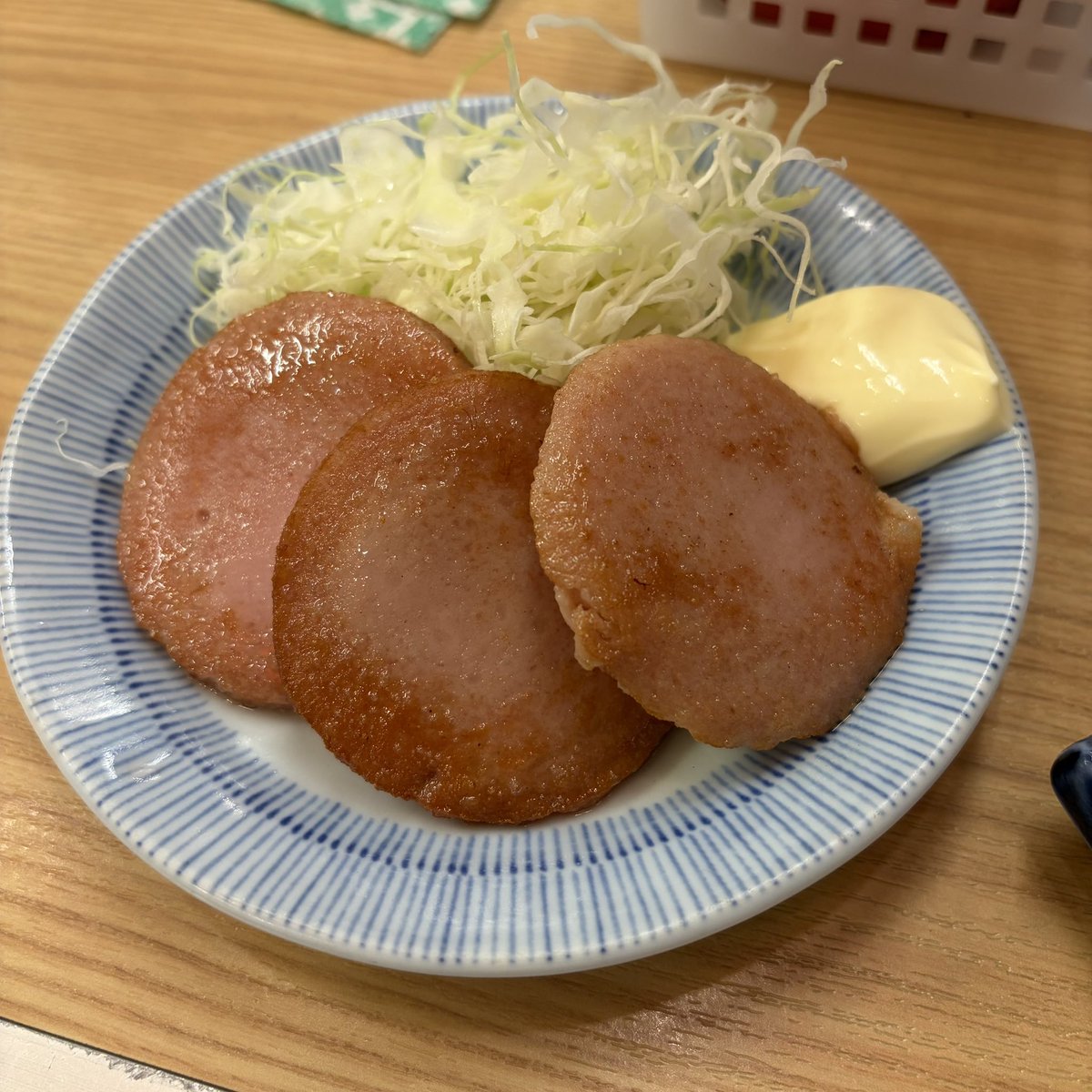 acala_naatha's tweet photo. 本日2件目は晩杯屋。新商品のハムハムハムと酎ハイで https://t.co/LPcbxjwuQY