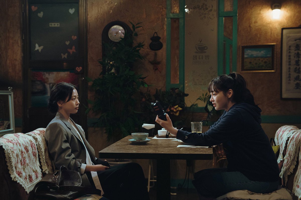 jaewooniee's tweet photo. first look at go minsi as yeonjoo and kim minha as byeon jiyoon for the upcoming netflix series 꿀알바 #deadendjob 

the first four episodes to premiere at BIFF 2026 ( october 6 - 15 ) https://t.co/BaQrkm0bDm